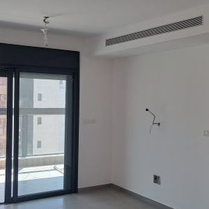 קיר לבן עם חוטי חשמל חשופים