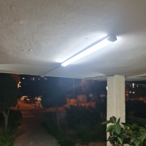 מנורת פלורסנט דולקת בתקרה בלילה