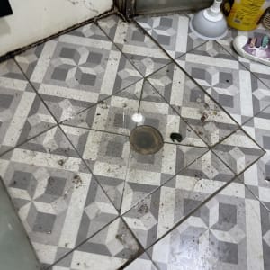 רצפה מלוכלכת עם פומפה ודלי בפינה