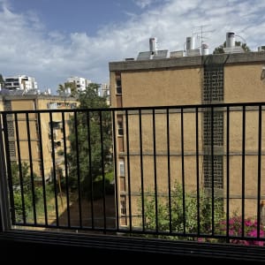 נוף עירוני עם מרפסת וגדר ברזל
