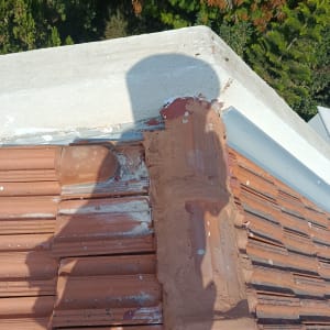 תיקון גג עם רעפים וחומר איטום