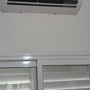 מזגן קיר עם תצוגת טמפרטורה 20 מעלות