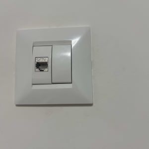 שקע נקודת רשת CAT6A לבן מותקן על קיר
