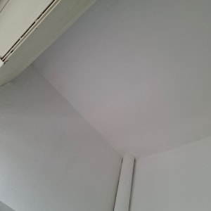 תקרה לבנה עם צינור בפינה