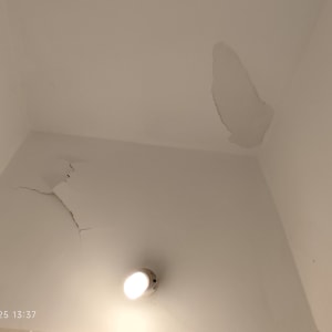 תקרה עם סדקים וקילופי צבע