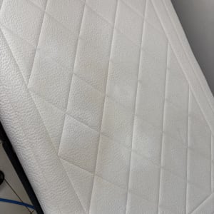 מזרן לבן עם דוגמת תפרים, קשור לניקוי ספות