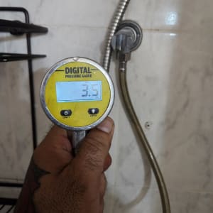 מד לחץ דיגיטלי מציג קריאה של 3.5