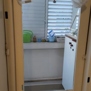 מסגרת דלת ללא זכוכית בתהליך תיקון והחלפת זכוכית שבורה