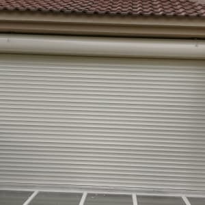 תריס גלילה מאלומיניום בצבע לבן