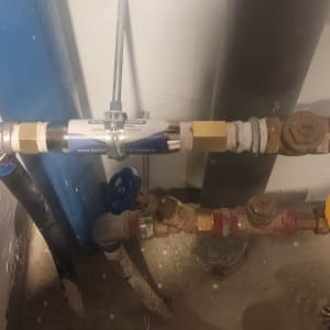 צינורות מים עם ברזים ומחברים שונים