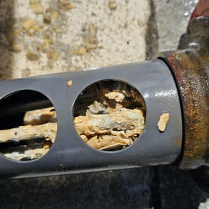 צינור סולארי עם אבנית מצטברת בפנים