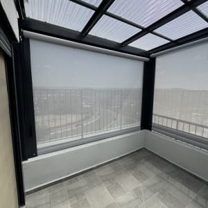 מרפסת עם גג וסוככים שקופים