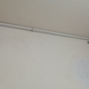 תעלות כבלים על קיר עם חוטי חשמל