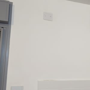 שקע חשמל ומתג מגע על קיר לבן