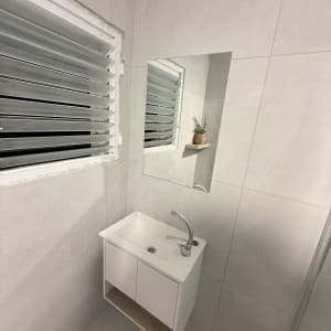חדר אמבטיה עם כיור ומראה