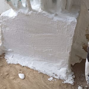 חומר איטום לבן על צינורות וקיר