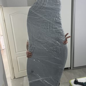 חפץ עטוף בניילון בחדר עם דלת פתוחה