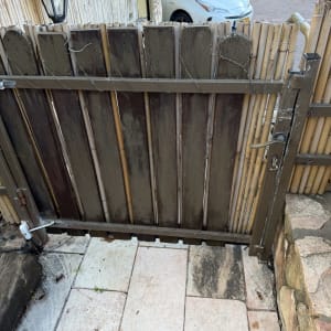 שער עץ עם מנעול בחצר