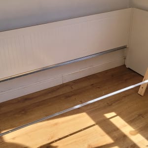 לוחות עץ ומוטות מתכת להרכבה על רצפת עץ