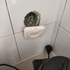 שקע חשמלי פתוח עם חוטים חשופים