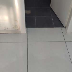 קיר עם סימני רטיבות ועובש ליד הרצפה