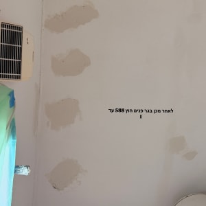תיקוני טיח וסתימת חורים בקיר ובתקרה במהלך עבודת תיקון