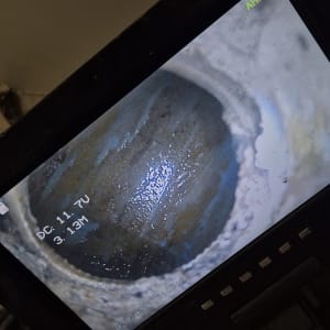 תצוגת מסך של מצלמה בתוך צינור עם נתונים