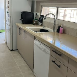 מטבח עם ארונות, כיור ומדיח כלים