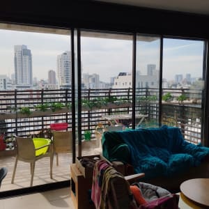 חלונות זכוכית עם תריסים חיצוניים במרפסת