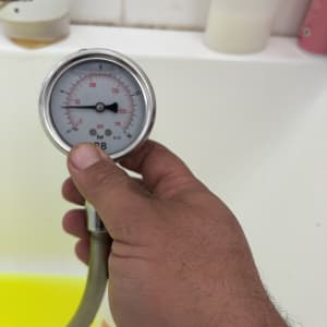 מד לחץ מים מוחזק ביד, רקע אמבטיה