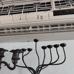 מזגן קיר עם פתחי אוורור וכפתורי שליטה