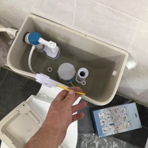 תיקון מיכל הדחה בשירותים עם חלקים חדשים