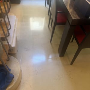 רצפה נקייה ליד שולחן וכיסאות