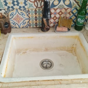 כיור מטבח עם ברז וספוג ניקוי