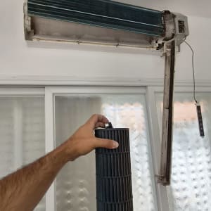 תיקון מזגן עם חלקים וכלים נראים
