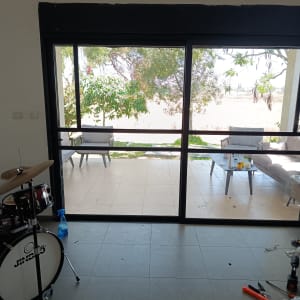 חלון זכוכית גדול עם כלי עבודה על הרצפה