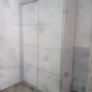 ארון לבן עם דלתות הזזה בחדר ריק