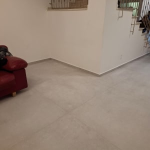 רצפת אריחים חדשה ליד גרם מדרגות