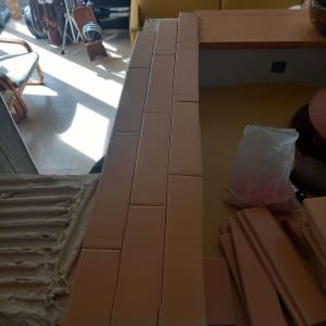 הנחת אריחי גבס על משטח עם דבק