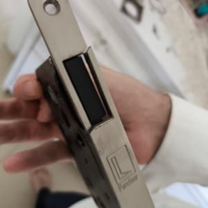 מנעול דלת מתכת עם לוגו פנדור