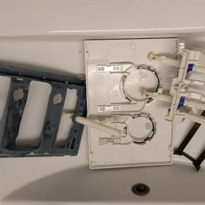 חלקי פלסטיק וכלים על כיור