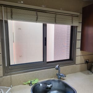 חלון אלומיניום מעל כיור במטבח