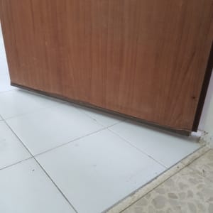 דלת עץ על רצפת אריחים לבנים