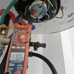 מד מתח מחובר לדוד שמש עם חוטים חשמליים