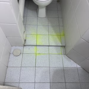 שירותים עם סימני נזילה על הרצפה