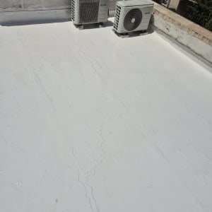 גג אטום עם יחידות מיזוג אוויר