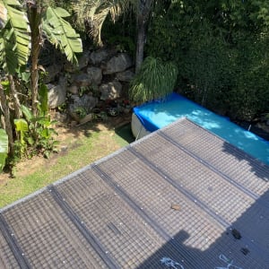 גג עץ עם כלים שונים ליד בריכה מכוסה