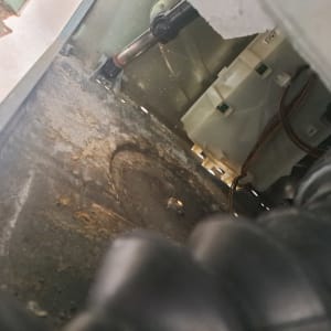 חלקים פנימיים של מכשיר אלקטרוני עם חוטים וחיבורים