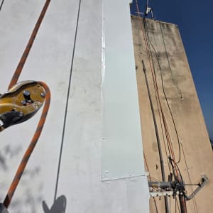 עבודת איטום ותיקון חזית בניין בגובה באמצעות גלישת בניין