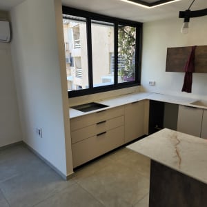 מטבח נקי עם משטחי שיש ורצפה נקייה